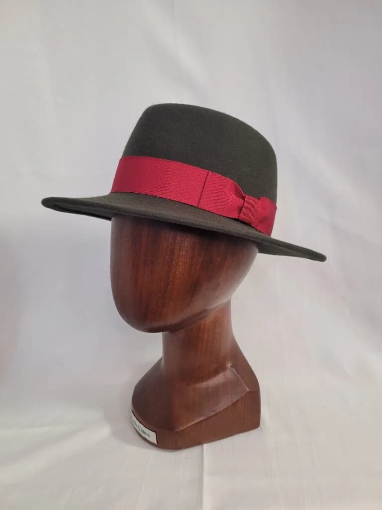 Fedora en feutre de poil et galon rouge