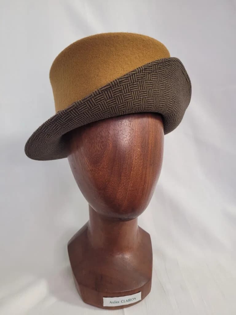 Chapeau de feutre bicolore asymetrique